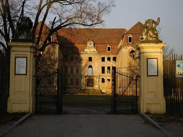 Palac Brody Buitenkant foto
